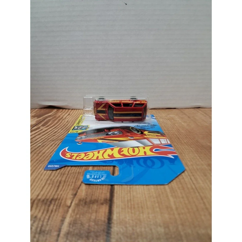 2020 Hot Wheels Speed Graphics Series MOMO 1971 Datsun Bluebird Wagon 510 Red